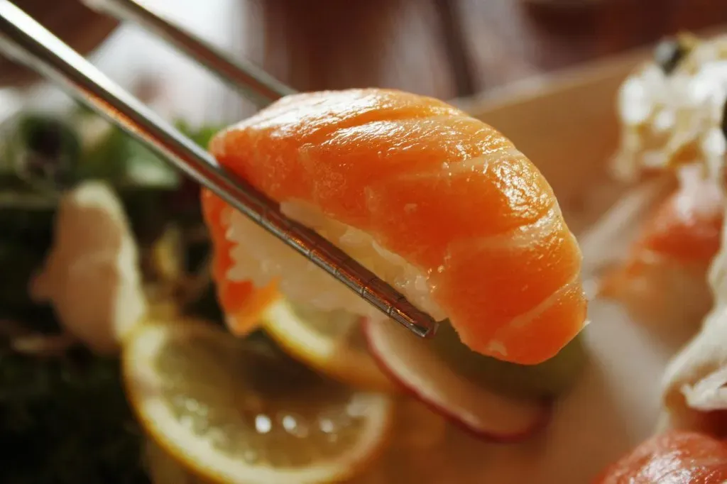 Ramen di pesce con udon in brodo